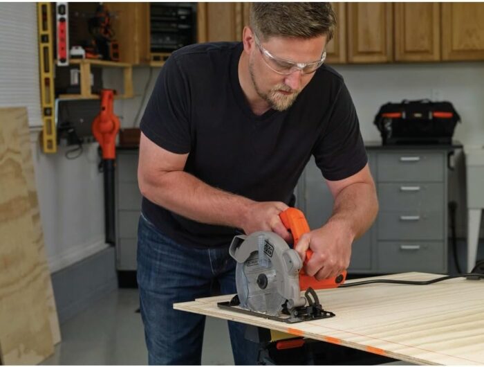 BLACK+DECKER 7-1/4-Inch Circular Saw with Laser, 13-Amp (BDECS300C) - Image 4
